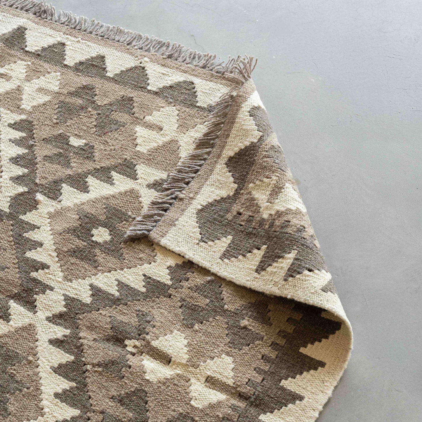 Handcrafted Classic Vintage Wool Kilim Beige Rug